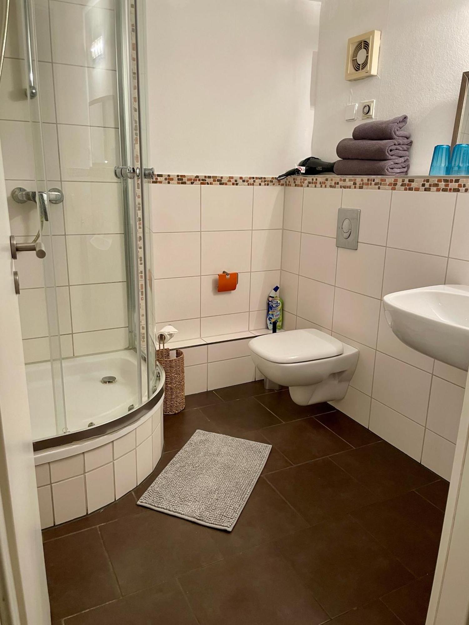 Gaestehaus Vigliarolo Gewerblich Jedes Zimmer Eigenes Bad Gemeinschaftskueche Elmshorn Buitenkant foto